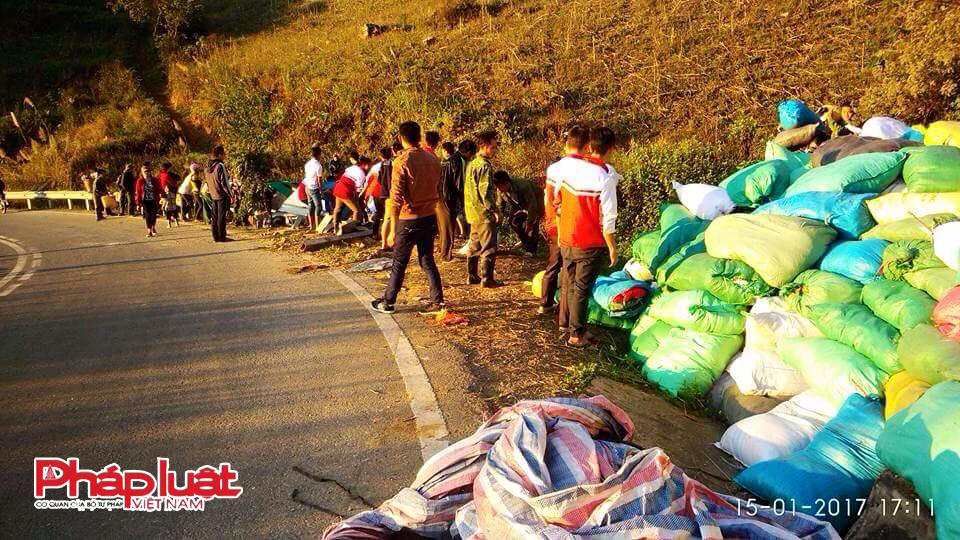 Xe tình nguyện gặp nạn giáp Tết, hai người vẫn nguy kịch.