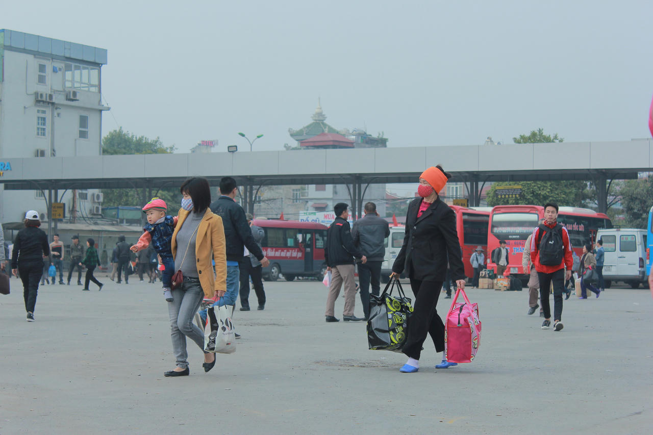 Bến xe Nước Ngầm tấp nập khách về quê ăn Tết