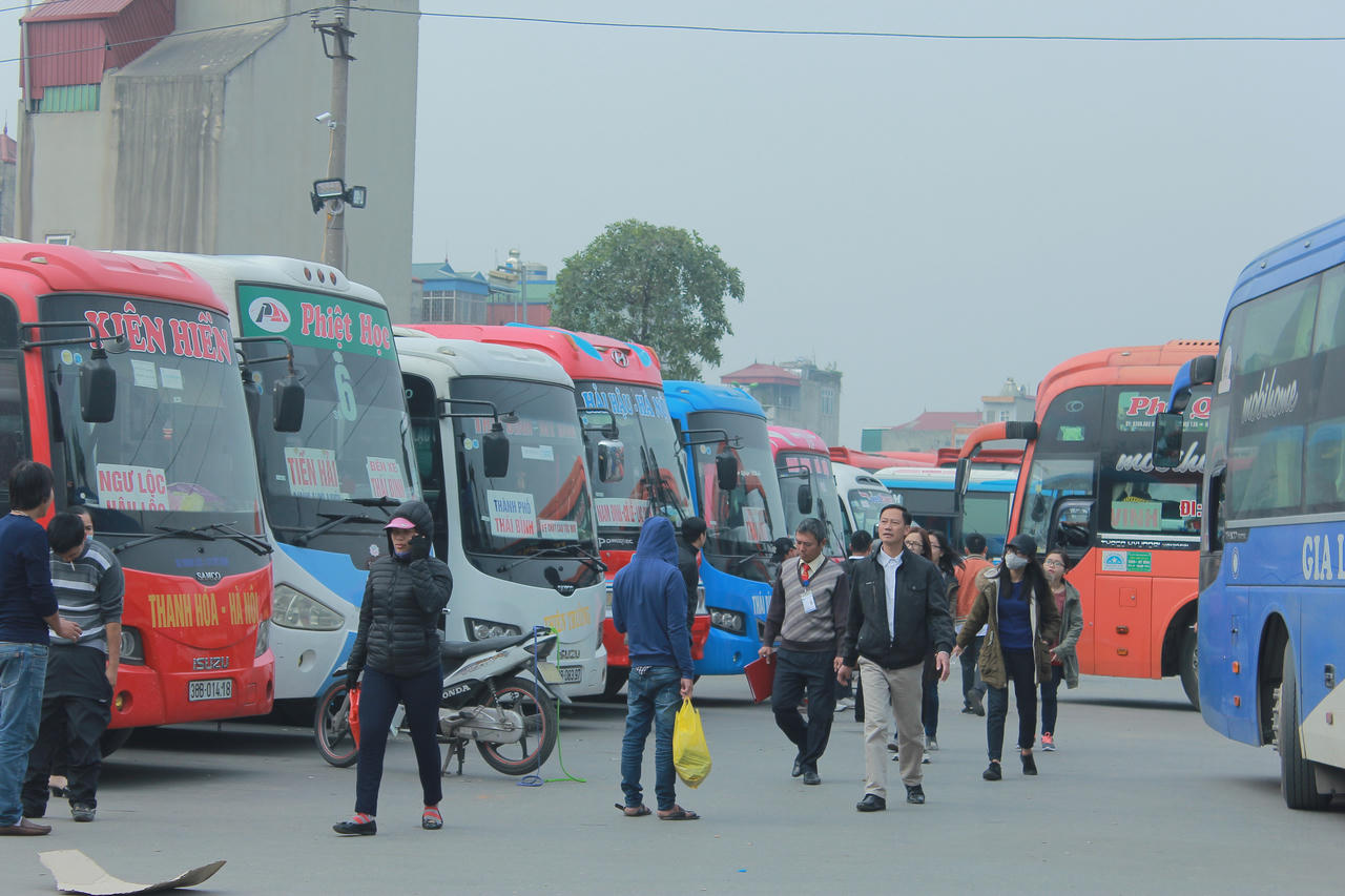 Bến xe Nước Ngầm tấp nập khách về quê ăn Tết