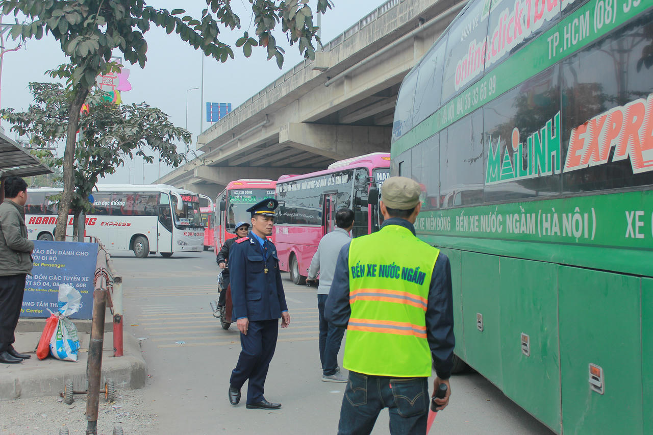 Bến xe Nước Ngầm tấp nập khách về quê ăn Tết