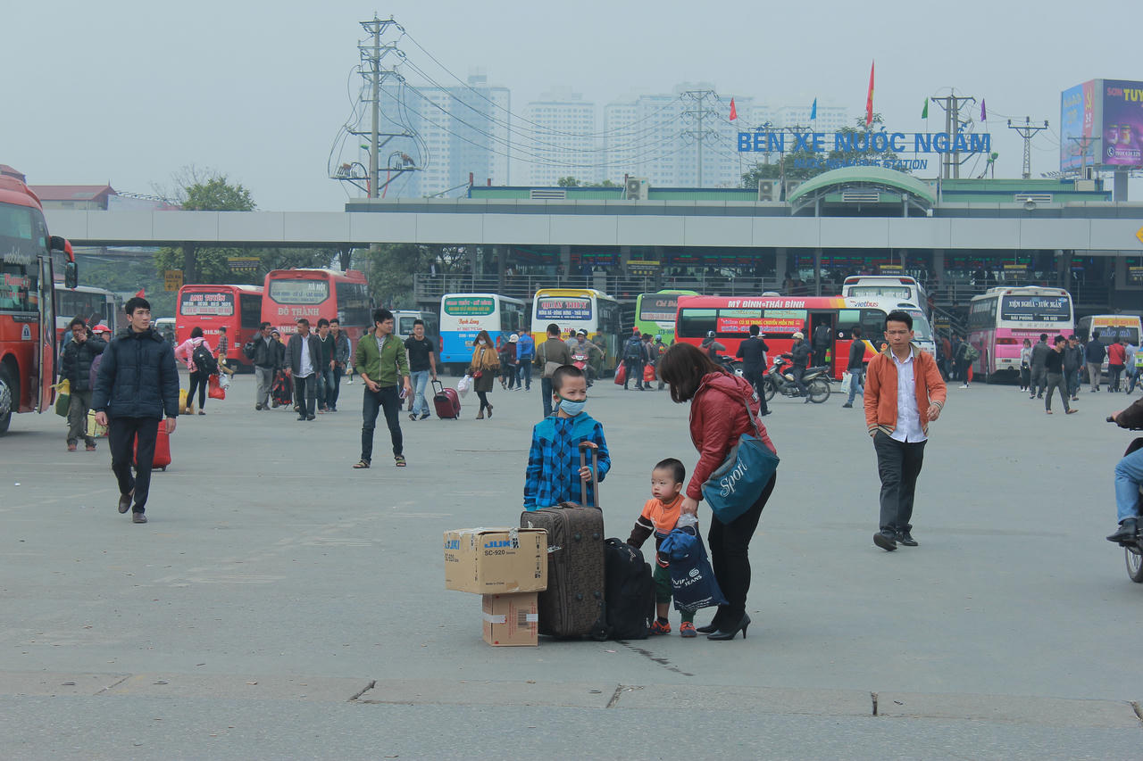 Bến xe Nước Ngầm tấp nập khách về quê ăn Tết