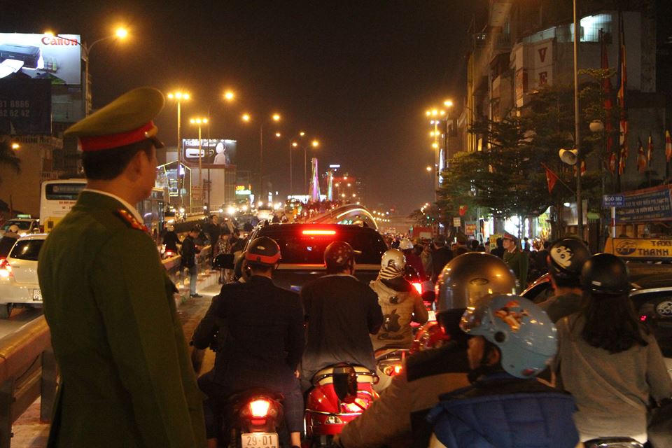 Hà Nội: Ngàn người ngồi kín đường để giải hạn sao La Hầu