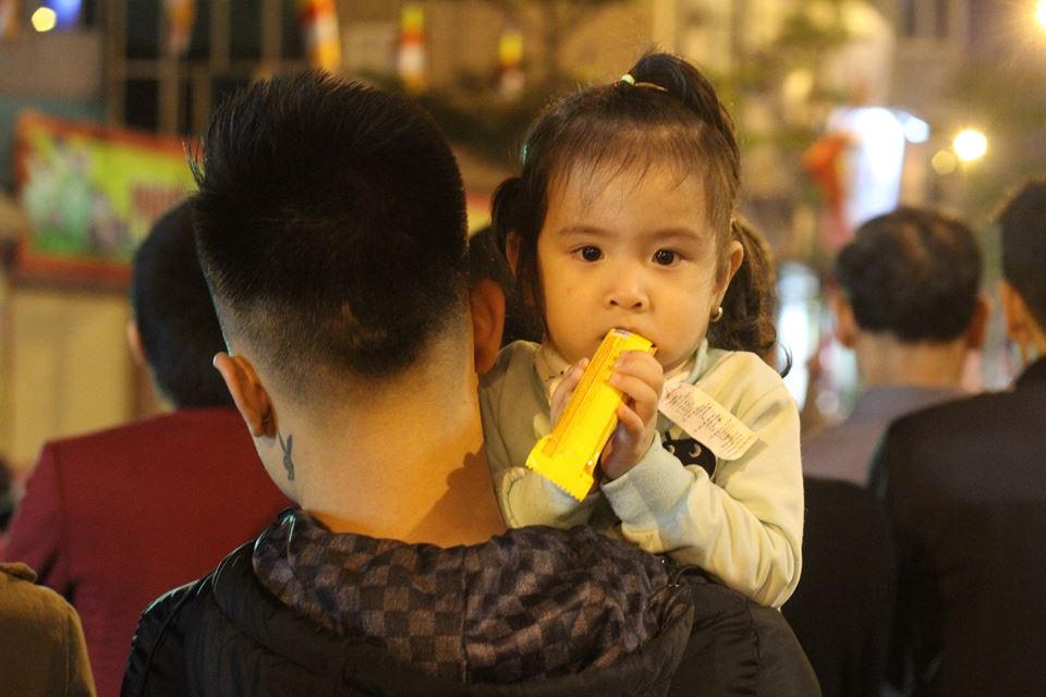 Hà Nội: Ngàn người ngồi kín đường để giải hạn sao La Hầu