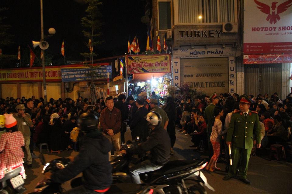 Hà Nội: Ngàn người ngồi kín đường để giải hạn sao La Hầu