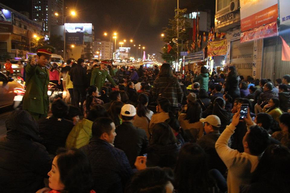 Hà Nội: Ngàn người ngồi kín đường để giải hạn sao La Hầu