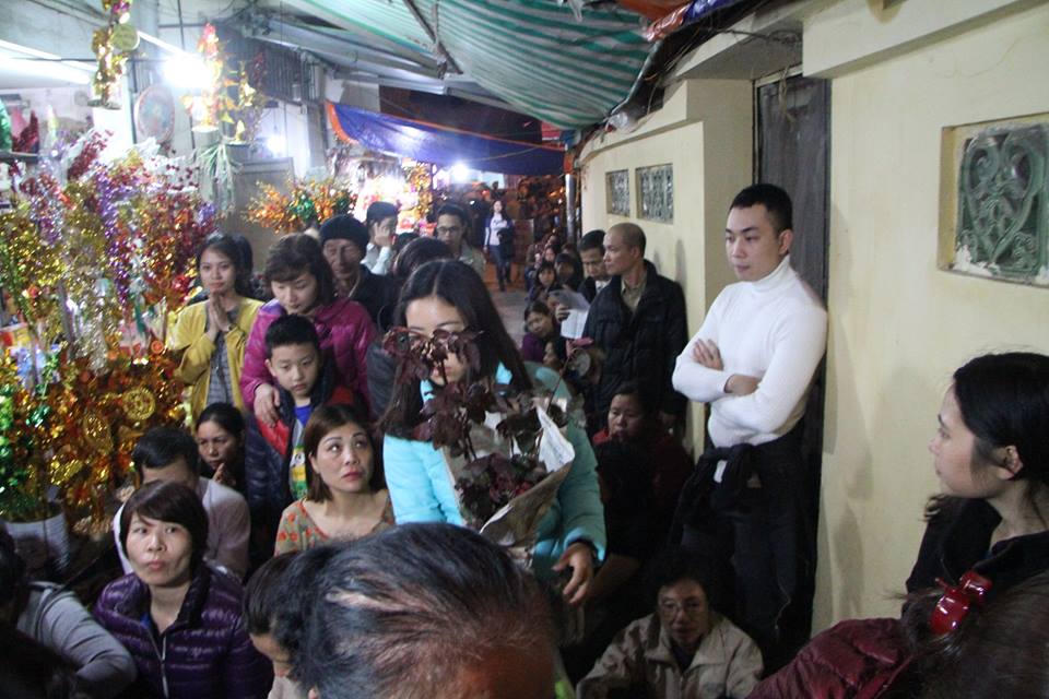 Hà Nội: Ngàn người ngồi kín đường để giải hạn sao La Hầu