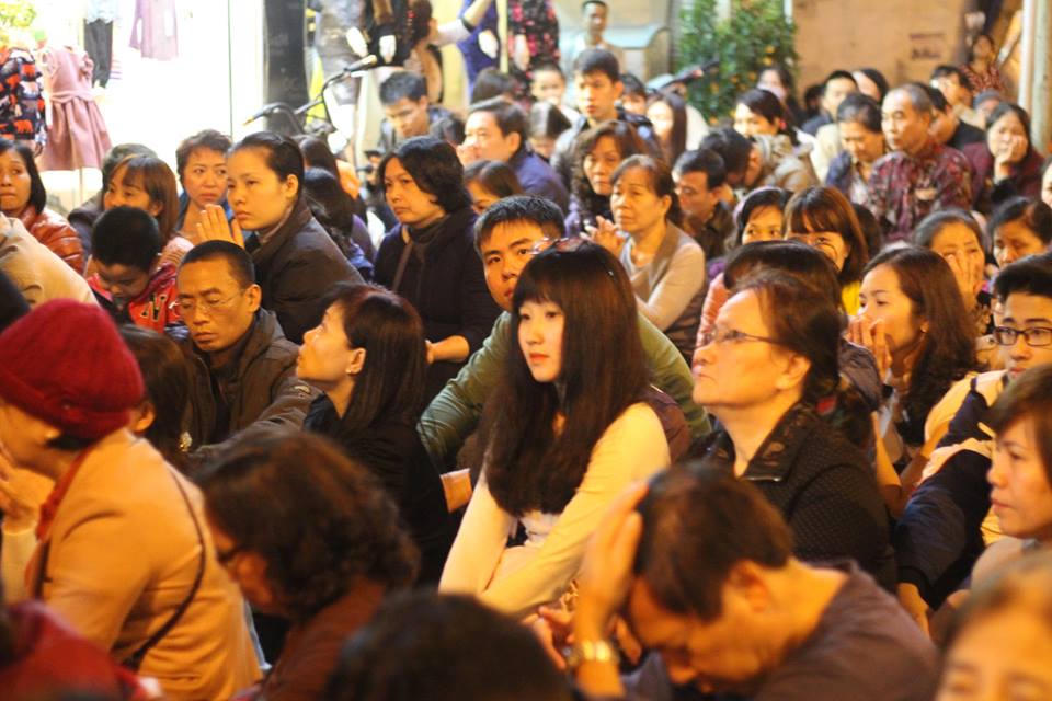 Hà Nội: Ngàn người ngồi kín đường để giải hạn sao La Hầu