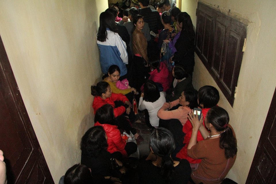 Hà Nội: Ngàn người ngồi kín đường để giải hạn sao La Hầu