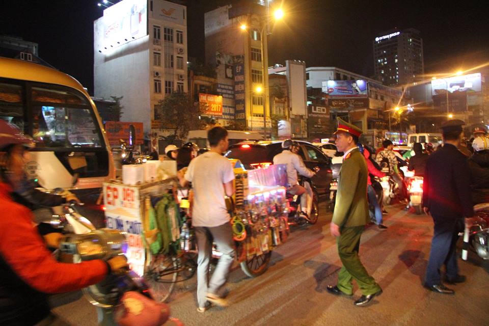 Hà Nội: Ngàn người ngồi kín đường để giải hạn sao La Hầu