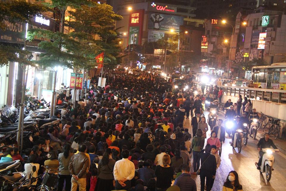 Hà Nội: Ngàn người ngồi kín đường để giải hạn sao La Hầu