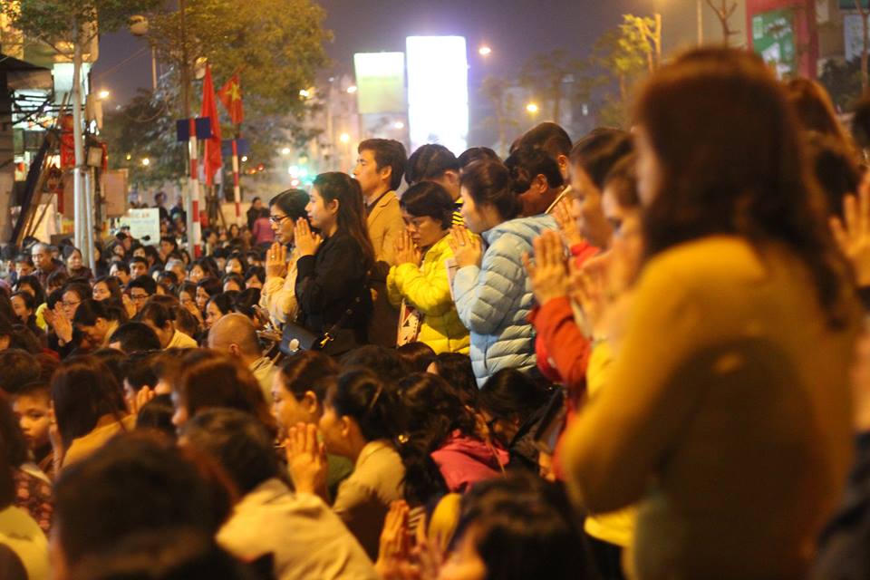 Hà Nội: Ngàn người ngồi kín đường để giải hạn sao La Hầu