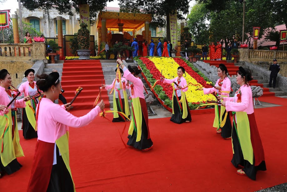 Dâng hương tưởng nhớ hiền tài tại Hoàng Thành Thăng Long