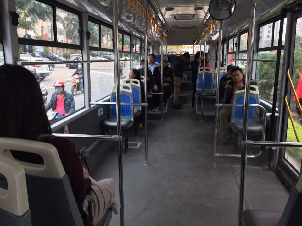 Xe buýt nhanh BRT trong ngày đầu thu tiền vé.