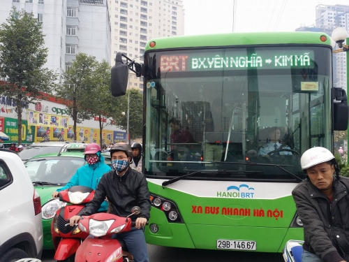 Xe buýt nhanh BRT trong ngày đầu thu tiền vé.