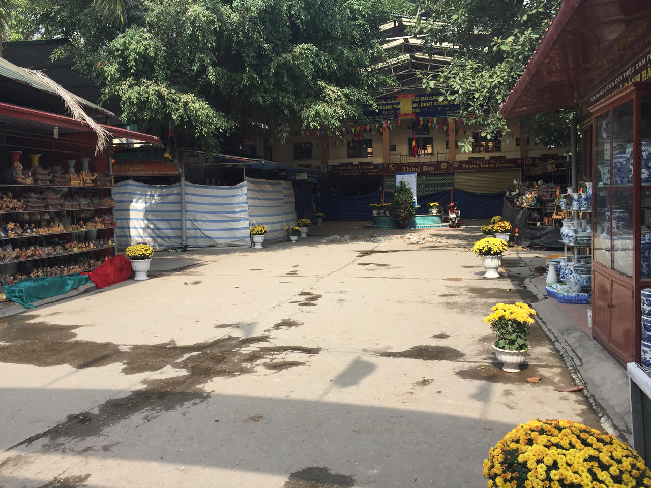 Tiểu thương ngồi giữa trưa phản đối việc đóng cửa chợ gốm Bát Tràng