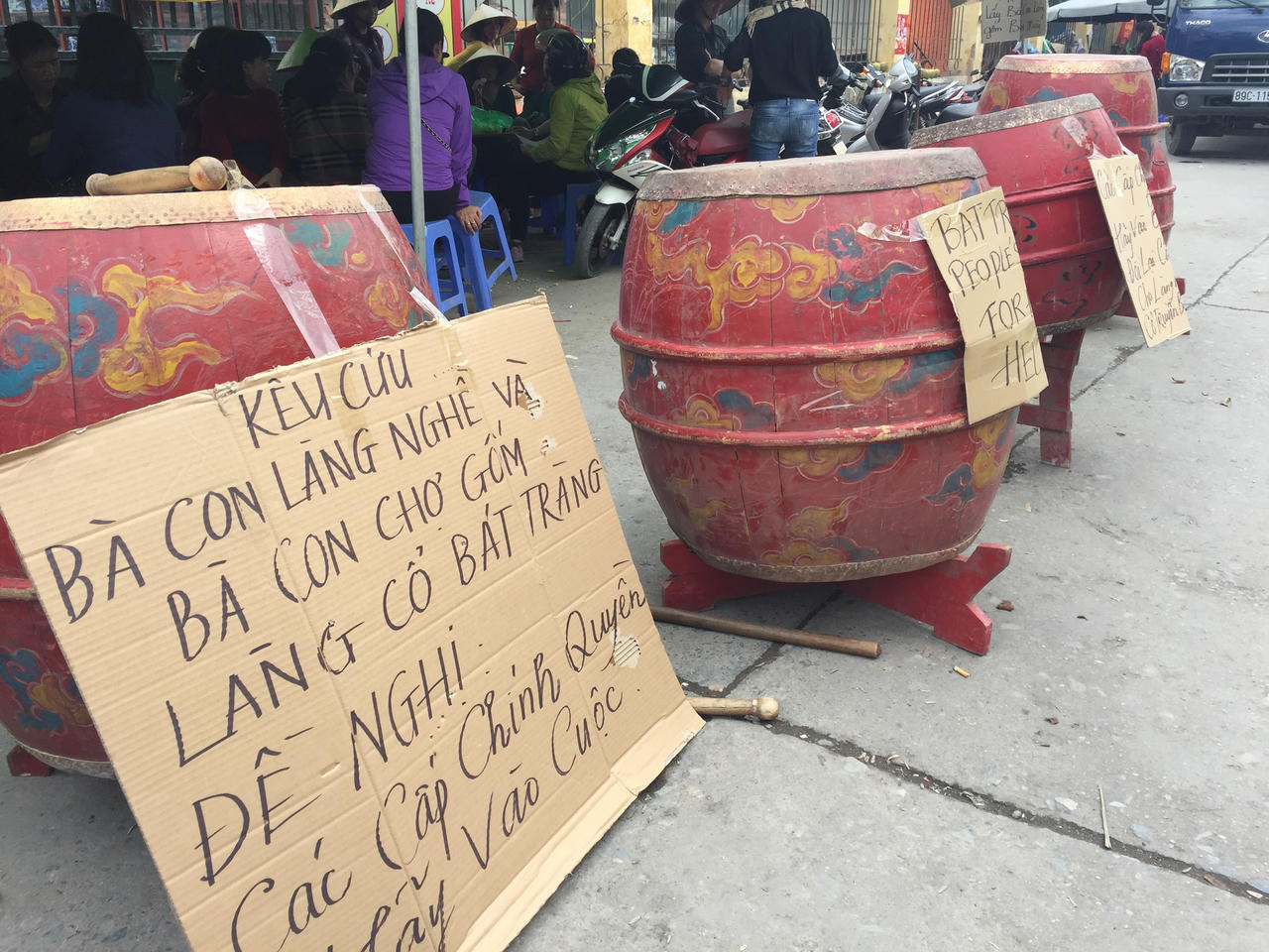 Tiểu thương ngồi giữa trưa phản đối việc đóng cửa chợ gốm Bát Tràng