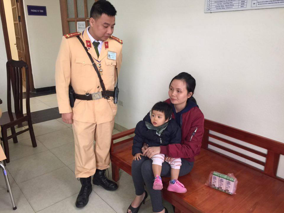 CSGT giúp đỡ hai mẹ con mất sạch đồ đạc trên đường đi