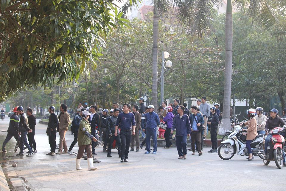 Cháy rụi một kho hàng trên đường Lạc Long Quân