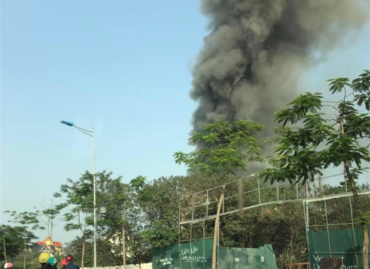 Cháy rụi một kho hàng trên đường Lạc Long Quân
