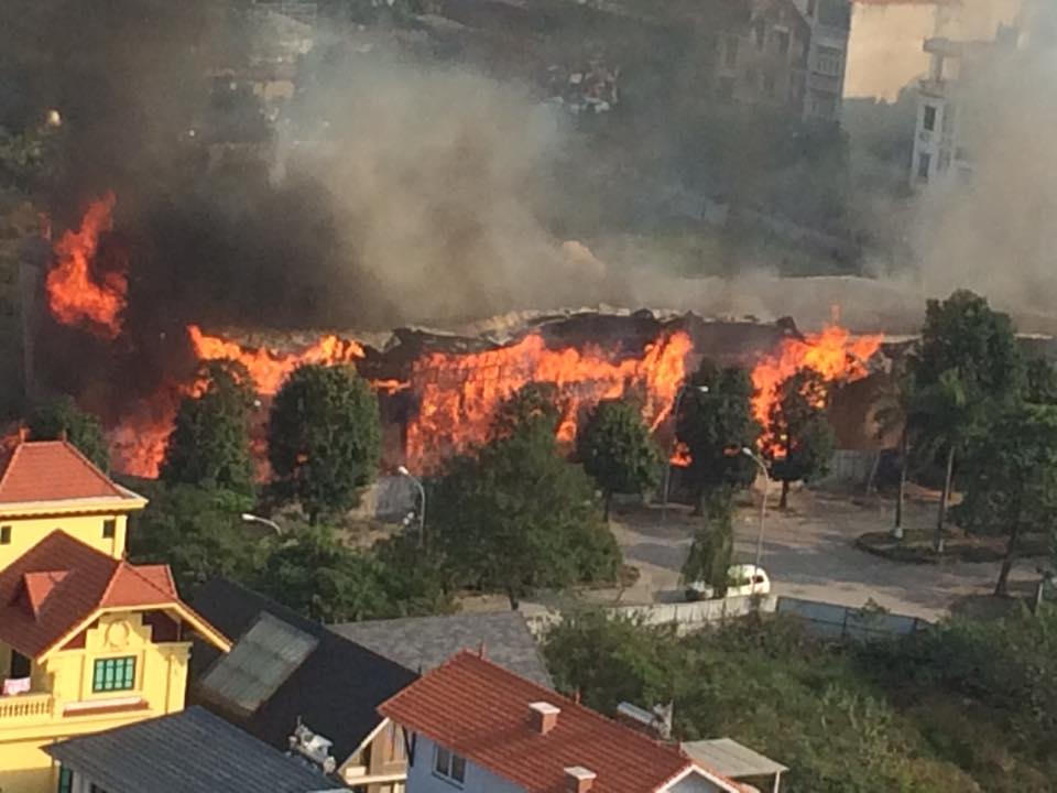 Cháy rụi một kho hàng trên đường Lạc Long Quân