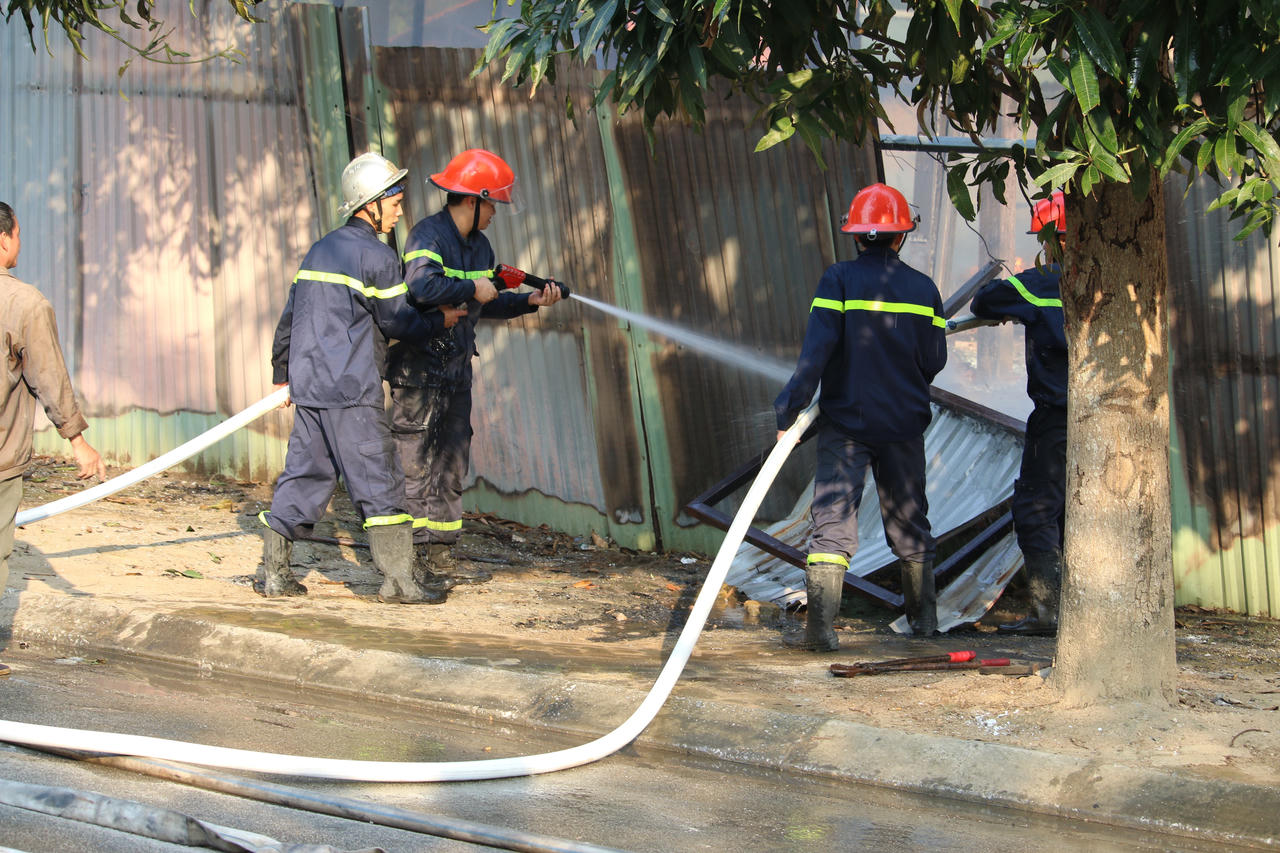 Cháy rụi một kho hàng trên đường Lạc Long Quân