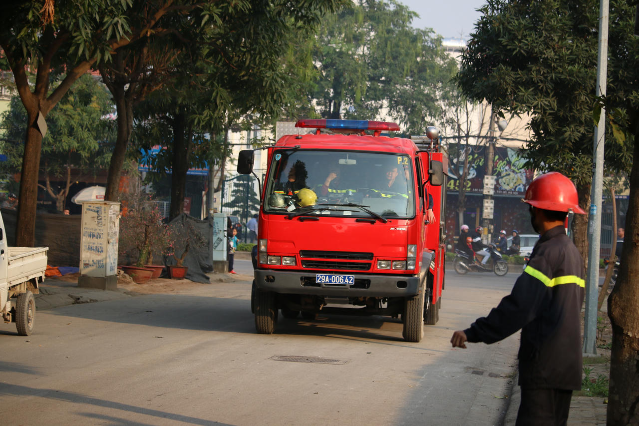 Cháy rụi một kho hàng trên đường Lạc Long Quân