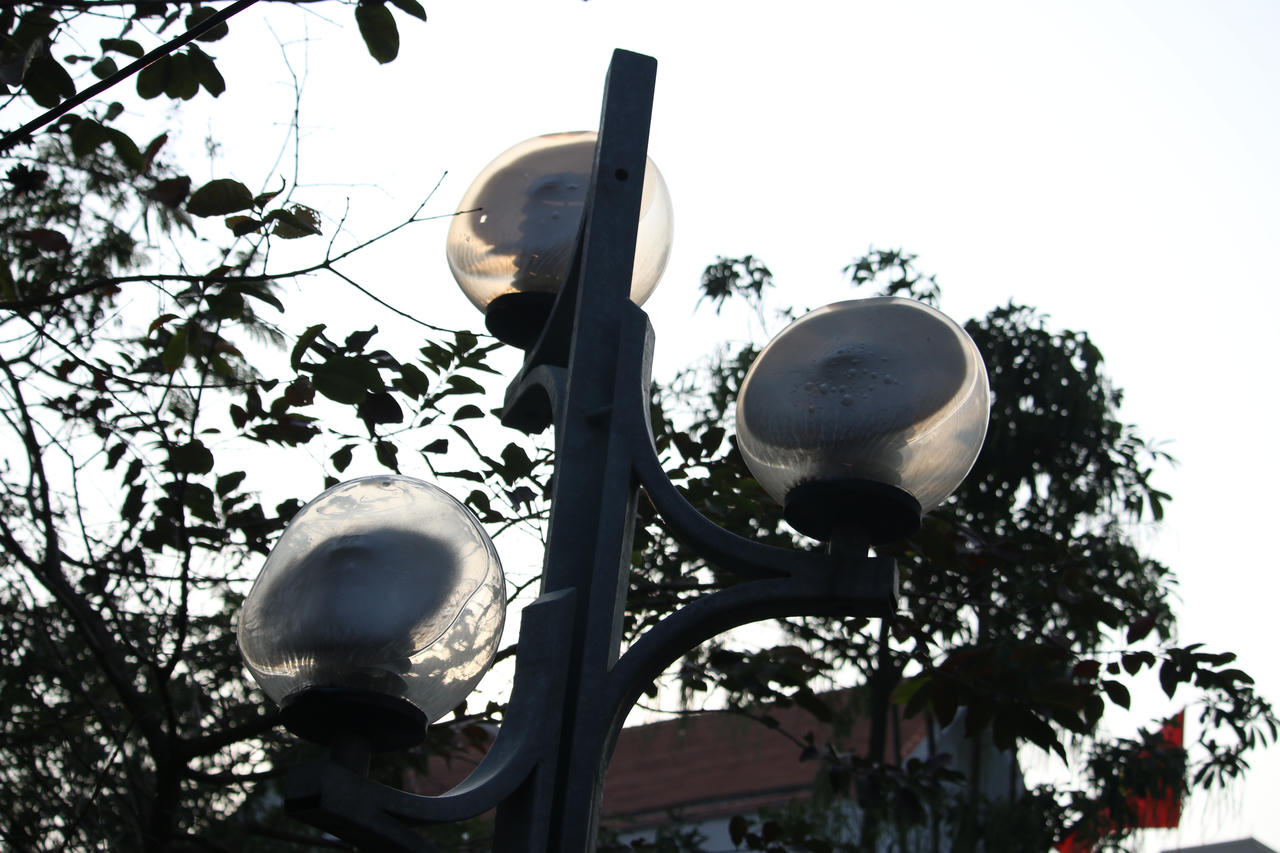 Cháy rụi một kho hàng trên đường Lạc Long Quân