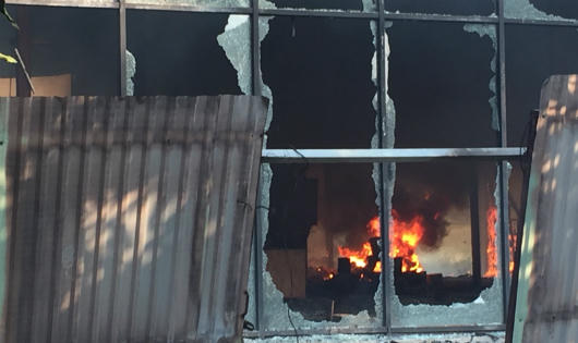 Cháy rụi một kho hàng trên đường Lạc Long Quân