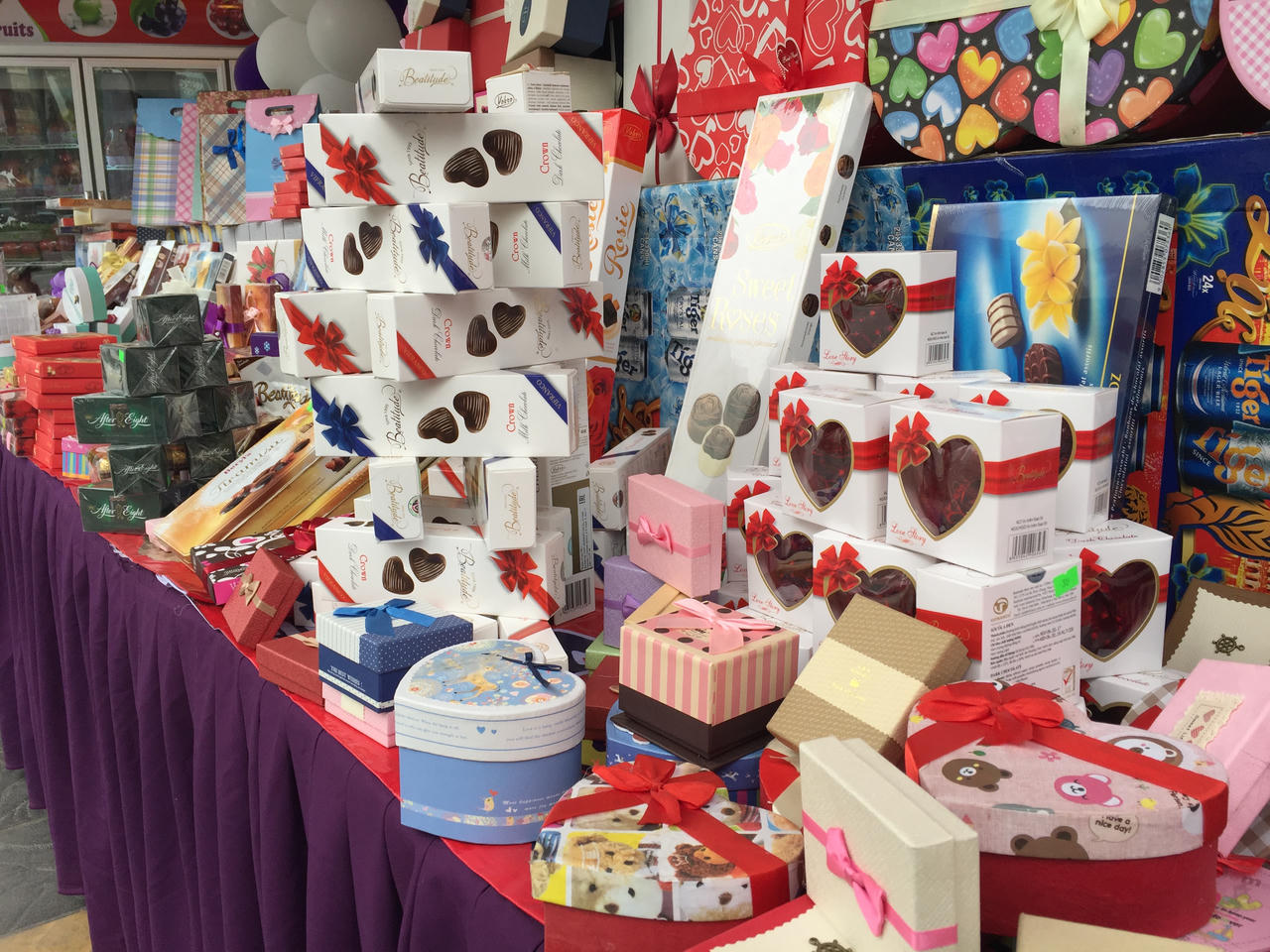 Nhộn nhịp thị trường quà tặng Valentine