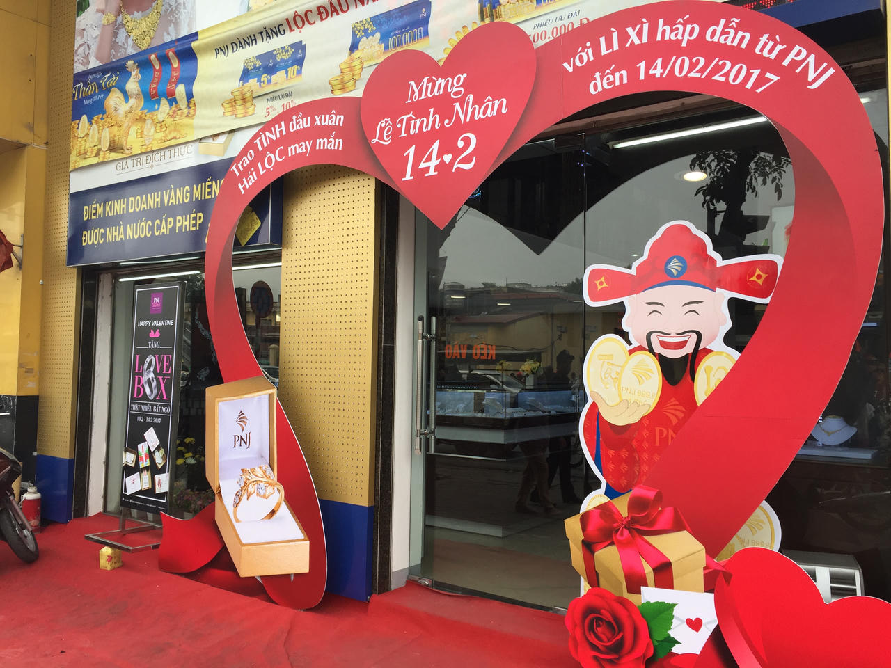 Nhộn nhịp thị trường quà tặng Valentine