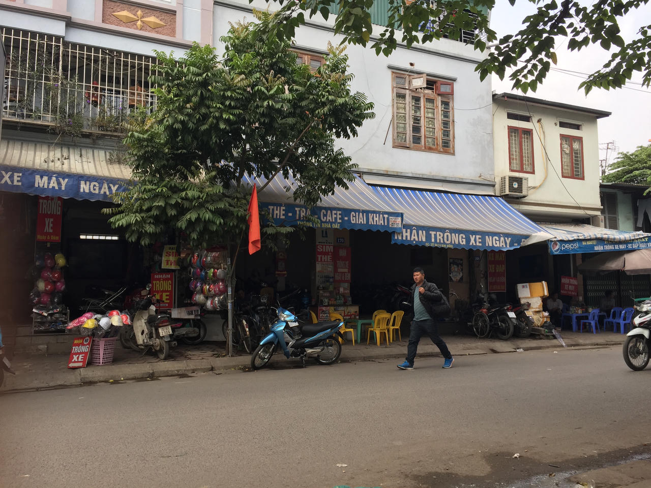 Điểm trông xe 'mọc như nấm' quanh bến Giáp Bát, giá 'bất tuân' quy định