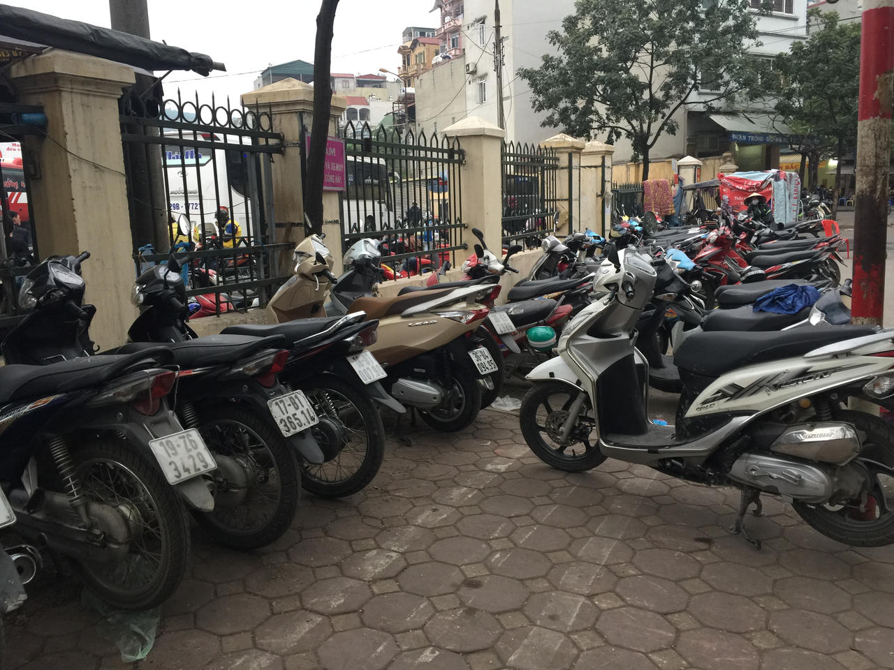 Điểm trông xe 'mọc như nấm' quanh bến Giáp Bát, giá 'bất tuân' quy định