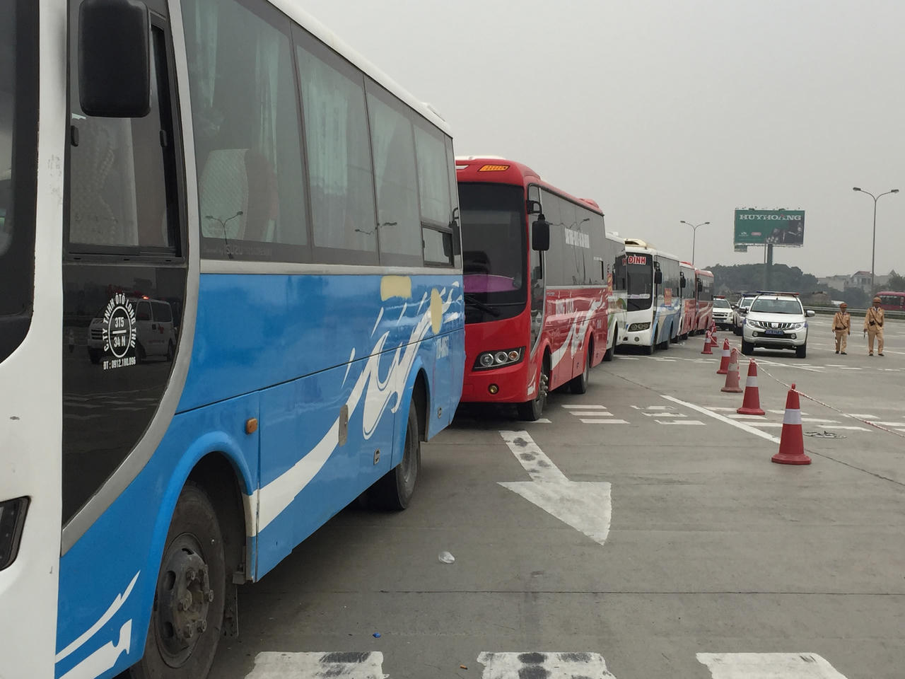 Hơn 100 nhà xe bất ngờ đình công để phản đối điều chuyển luồng tuyến