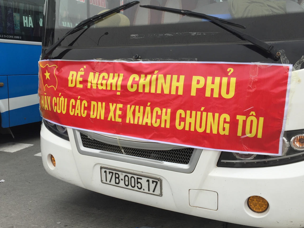 Hơn 100 nhà xe bất ngờ đình công để phản đối điều chuyển luồng tuyến