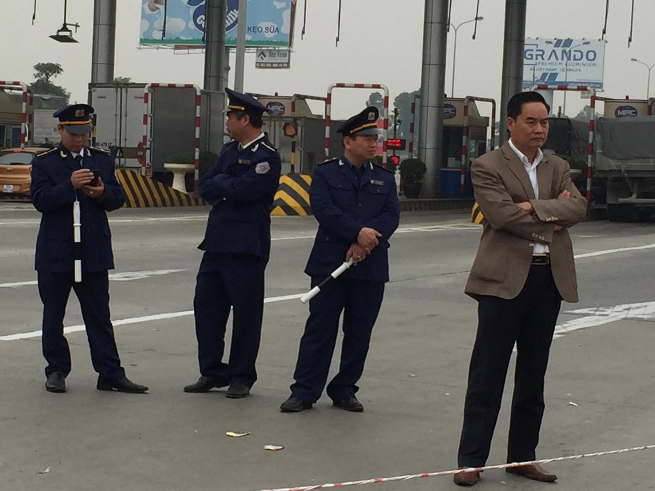 Hơn 100 nhà xe bất ngờ đình công để phản đối điều chuyển luồng tuyến