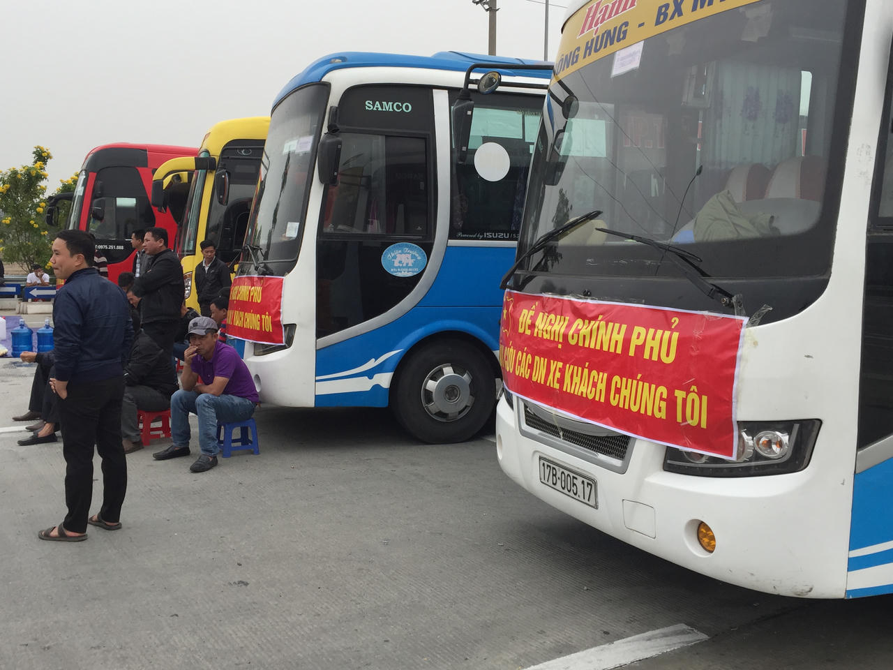 Hơn 100 nhà xe bất ngờ đình công để phản đối điều chuyển luồng tuyến