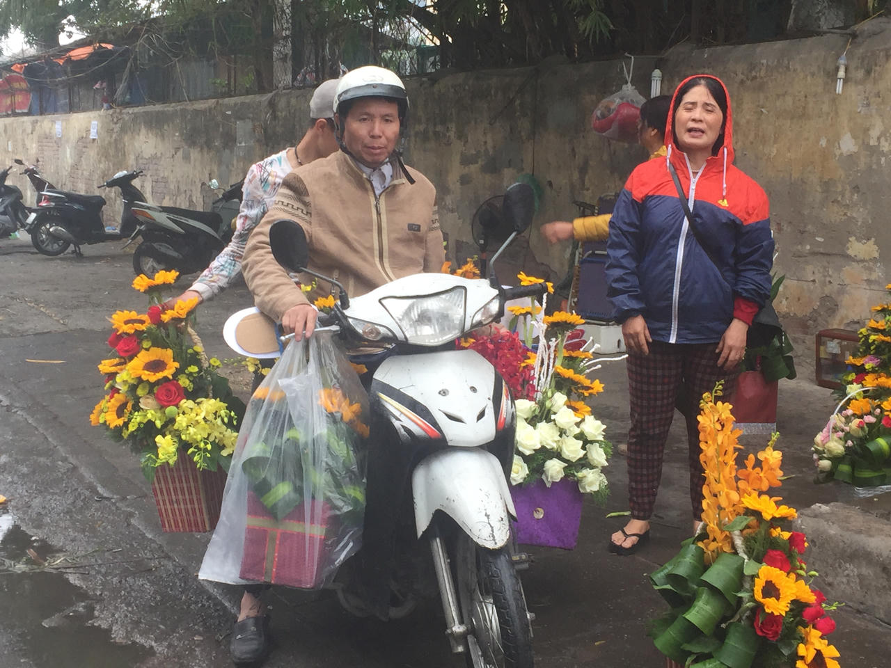 Hoa 'vỉa hè' Hà Nội hút khách dịp 8/3