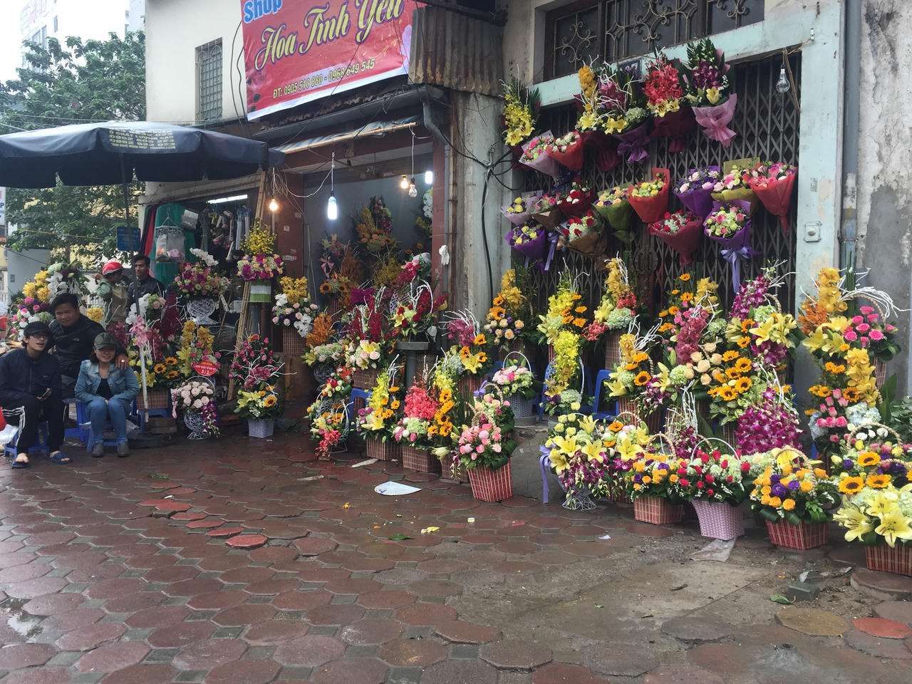 Hoa 'vỉa hè' Hà Nội hút khách dịp 8/3