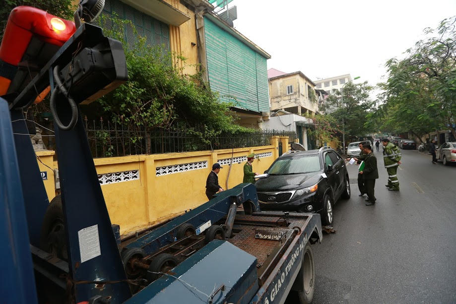 Nhiều ô tô 'phạm quy' trên phố Nguyễn Gia Thiều