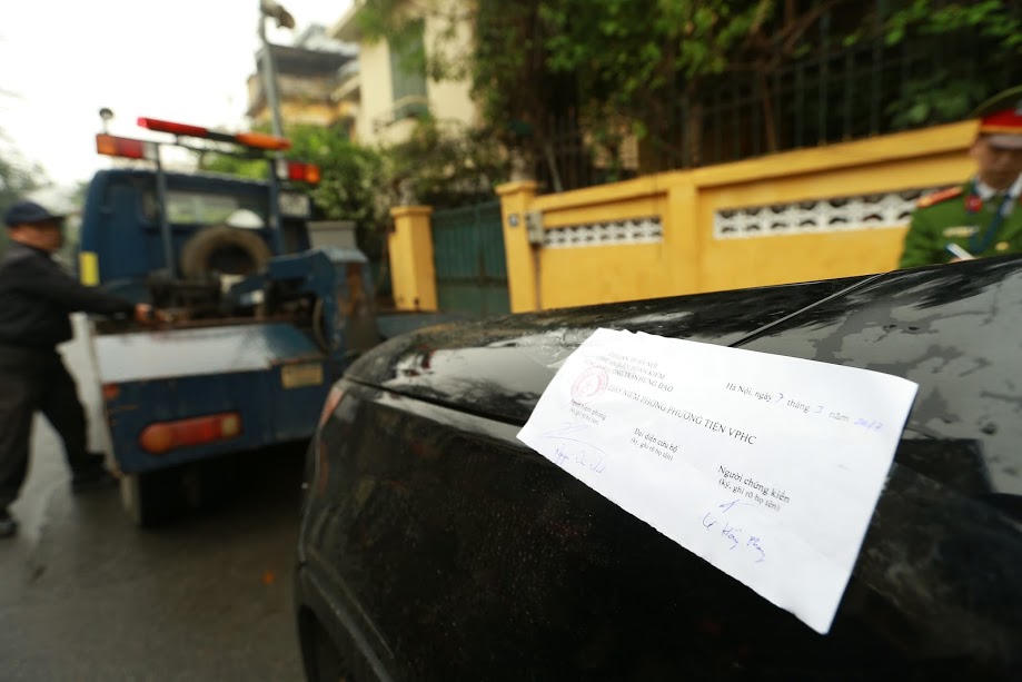 Nhiều ô tô 'phạm quy' trên phố Nguyễn Gia Thiều