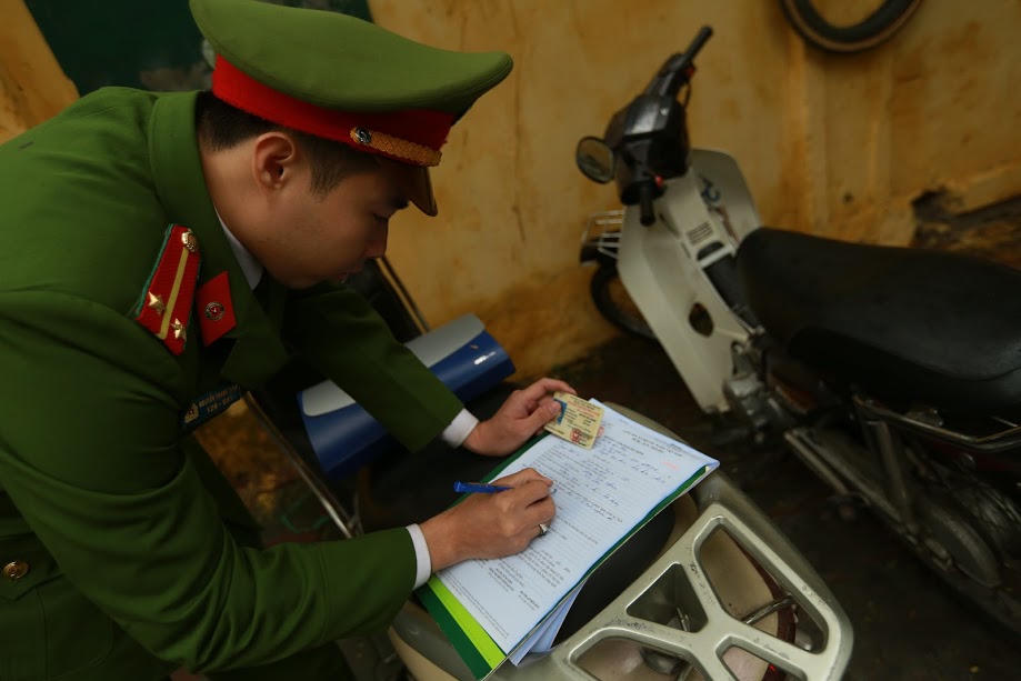 Nhiều ô tô 'phạm quy' trên phố Nguyễn Gia Thiều