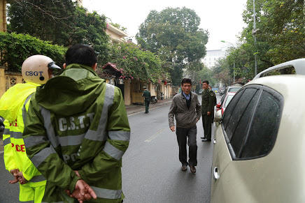 Nhiều ô tô 'phạm quy' trên phố Nguyễn Gia Thiều