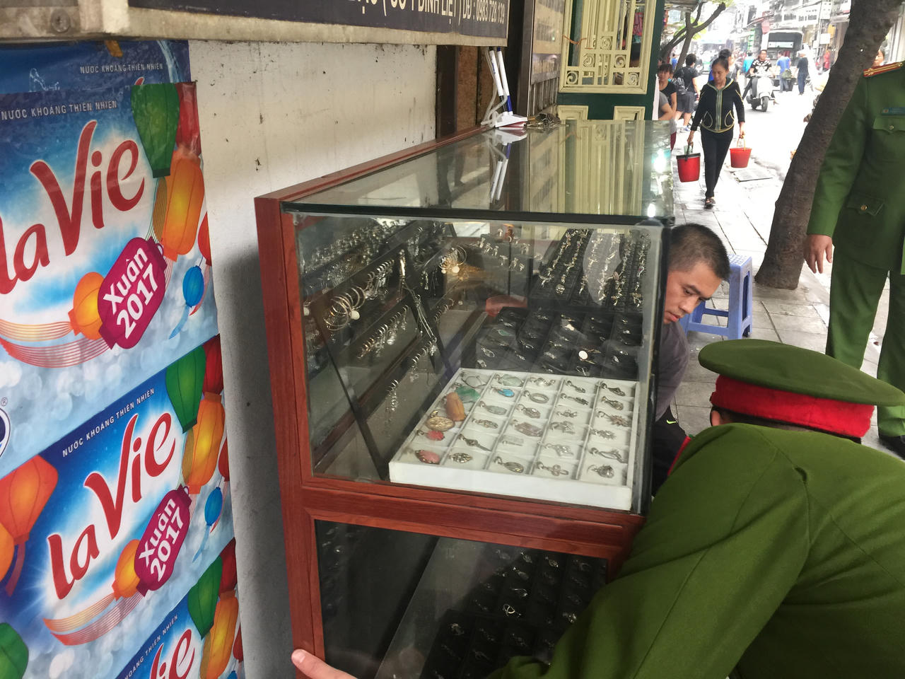 Người dân chung tay ủng hộ chính quyền Hà Nội 'dẹp loạn vỉa hè'