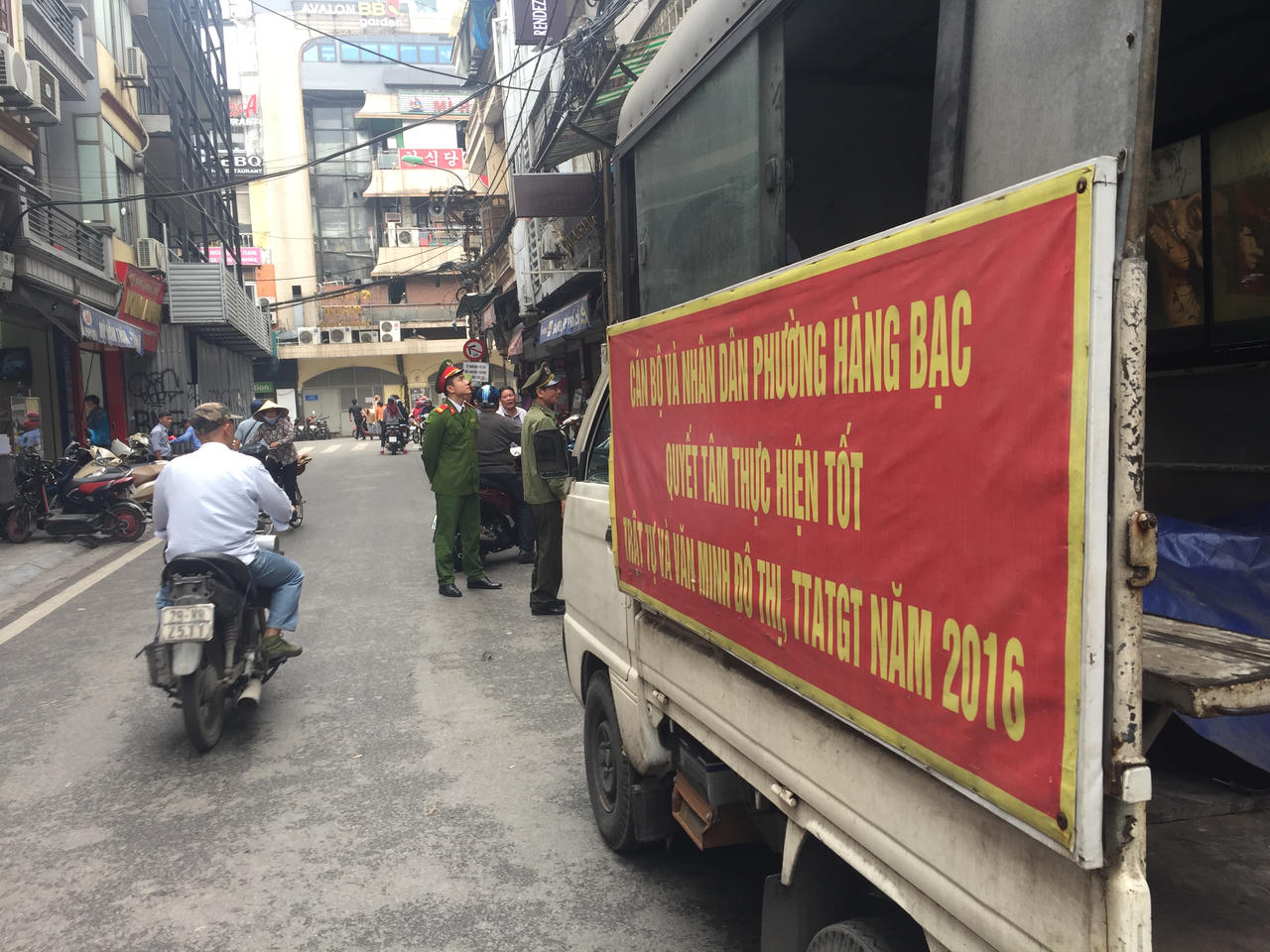 Hà Nội khác lạ khi vỉa hè 'đòi' lại phần bị lấn chiếm 