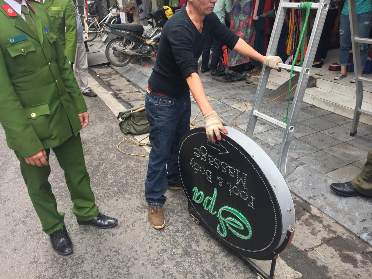 Hà Nội khác lạ khi vỉa hè 'đòi' lại phần bị lấn chiếm 