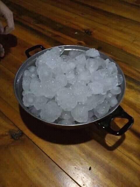 Mưa đá bất thường ở Yên Bái