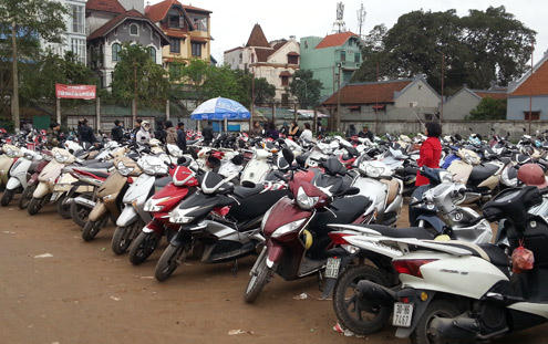 'Cuộc chiến' dẹp vỉa hè: Hàng rong 'di tản' vào ngõ nhỏ 