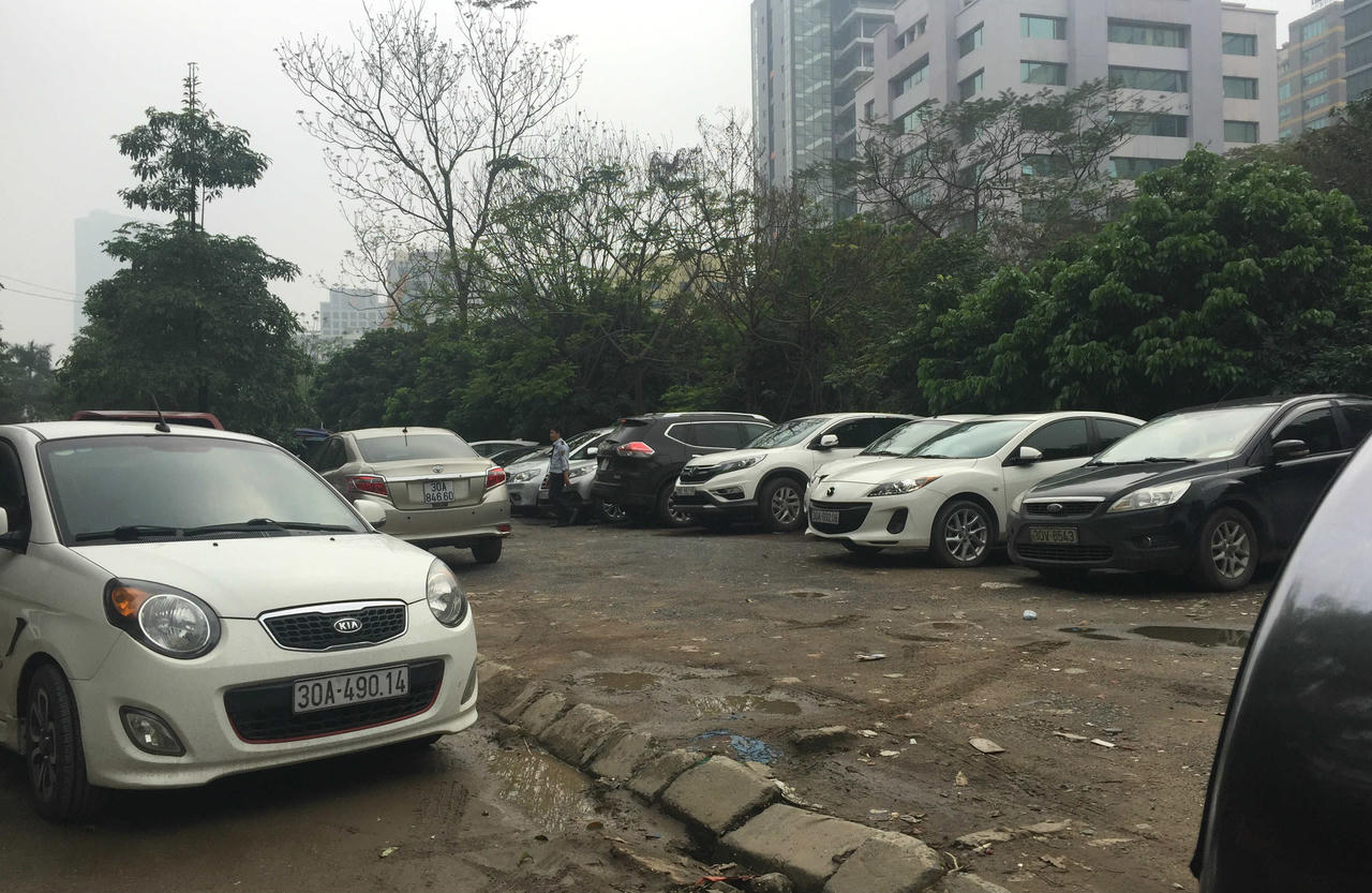 'Cuộc chiến' dẹp vỉa hè: Hàng rong 'di tản' vào ngõ nhỏ 