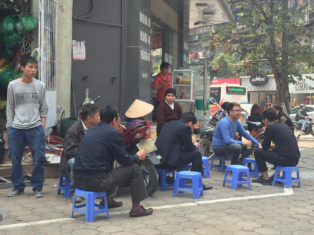 'Cuộc chiến' dẹp vỉa hè: Hàng rong 'di tản' vào ngõ nhỏ 