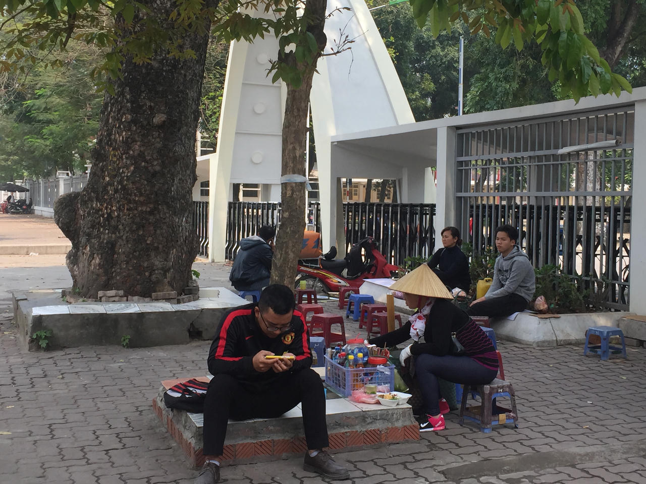 'Cuộc chiến' dẹp vỉa hè: Hàng rong 'di tản' vào ngõ nhỏ 